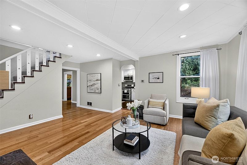 4th image of 2732 NE 54th Street