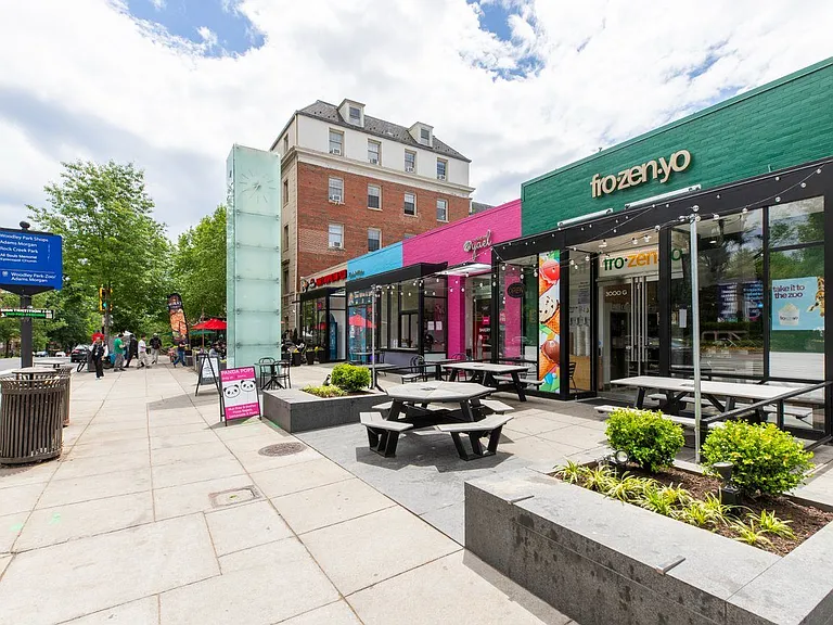 Street level restaurants at Cathedral Mansions