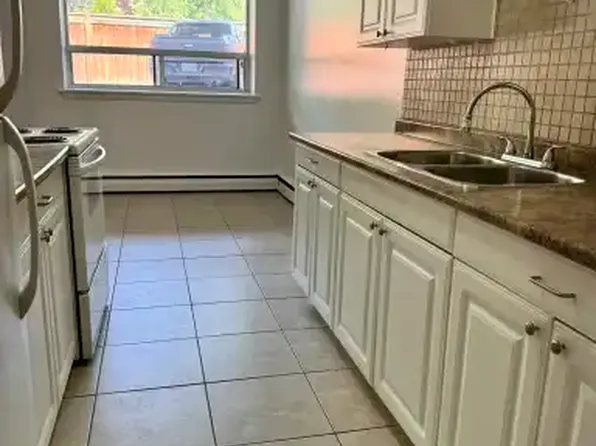 437 Martha St #1A, Burlington, ON L7R 2P6
