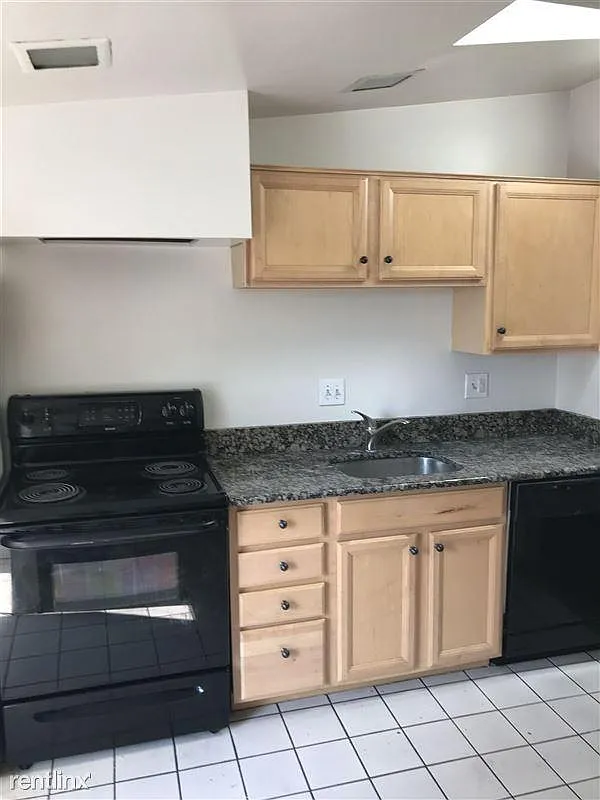 6 bed, 1.5 bath, $5,940 — Photo 2