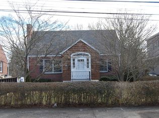 3 Grove St, Cos Cob, CT 06807