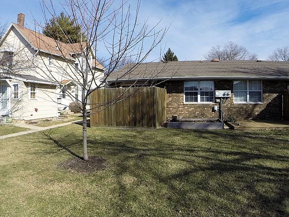 Fenced in patio & small garden space