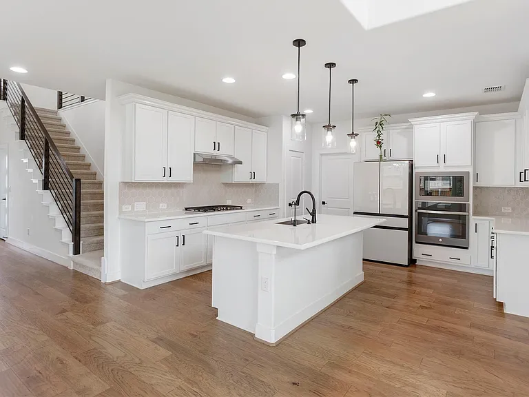 300 Hollister Dr — Photo 4