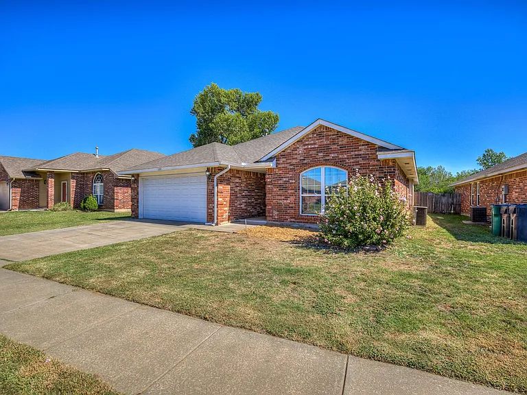 1104 Westridge Dr — Photo 2