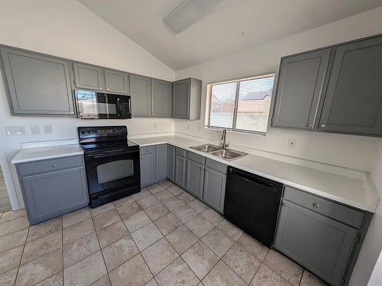 7340 W Tuckey Ln — Photo 4