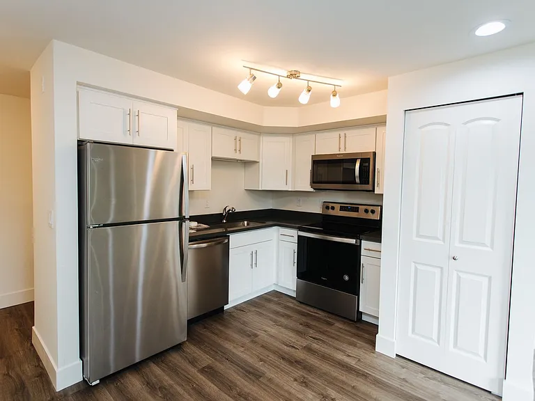 Maple Leaf Residences — Photo 2