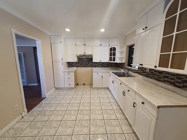 2647 Independence Ave — Photo 2