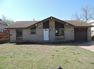 1032 NW 24th St, Moore, OK 73160