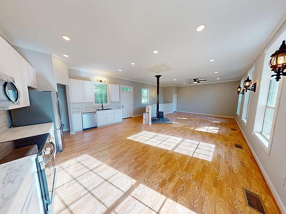 5th image of 39 Whispering Winds Rd