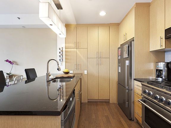 4th image of 5-49 Borden Ave #C2