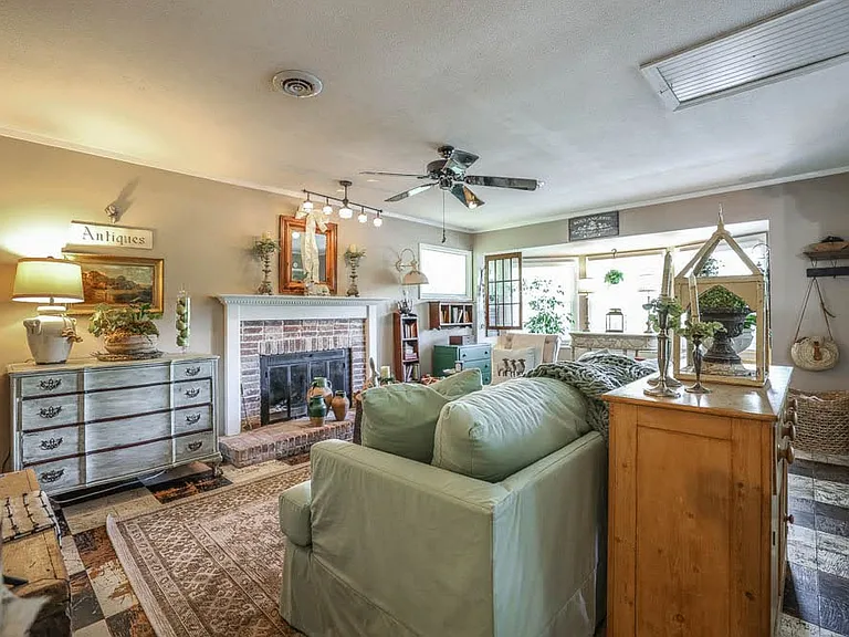 1125 Timbergrove Dr — Photo 3