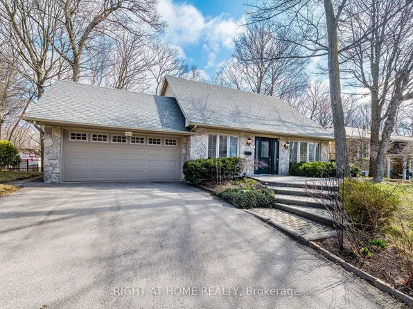 1941 Four Seasons Dr, Burlington, ON L7P 2Y3