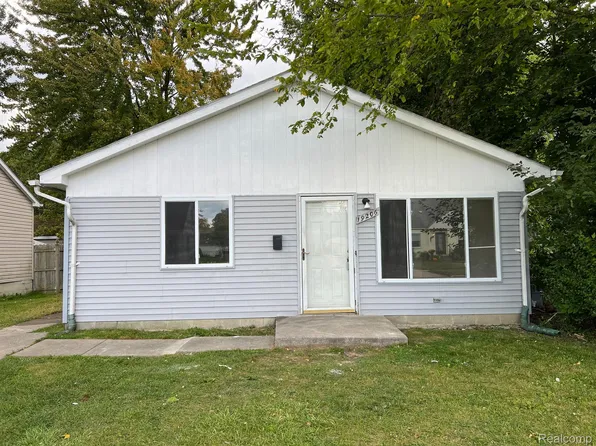 19206 Washtenaw St, Harper Woods, MI 48225