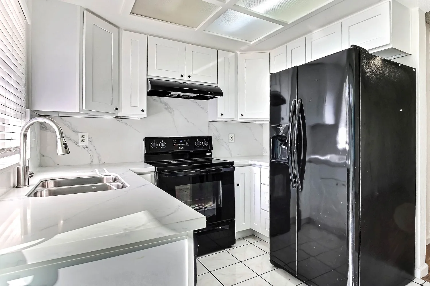 2 bed, 1042 sqft, $3,400 — Photo 2