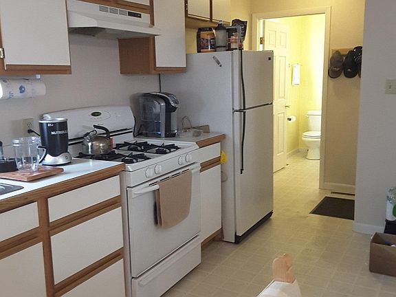 Kitchen to 1/2 bath