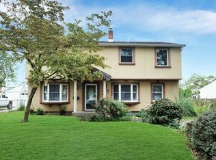 37 Hilltop Rd, Levittown, NY 11756