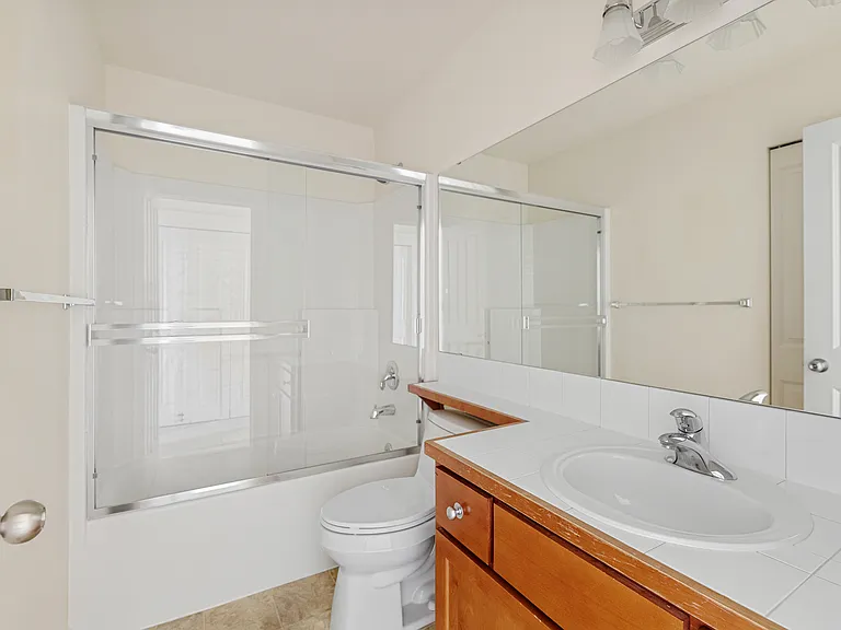 2nd bathroom on top floor