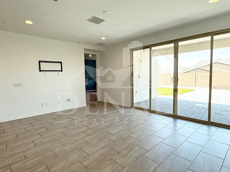 1636 W Estes Way — Photo 4