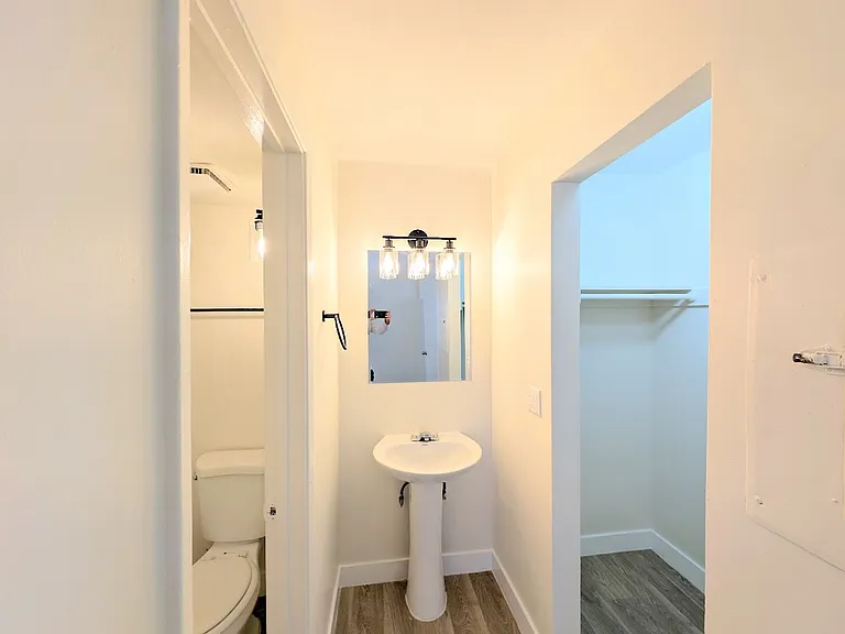 208 E Prince Rd — Photo 4