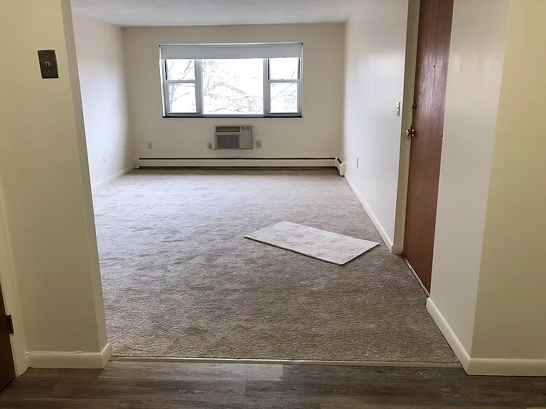 Lexington St Apartments — Photo 31