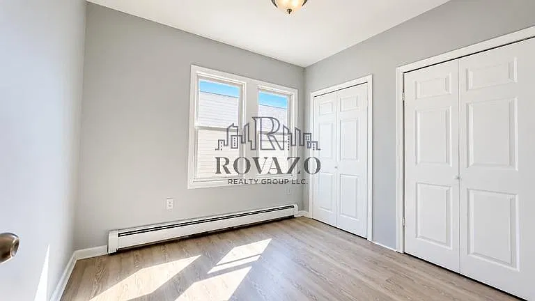 3 bed, 1.0 bath, 850 sqft, $2,400 — Photo 4