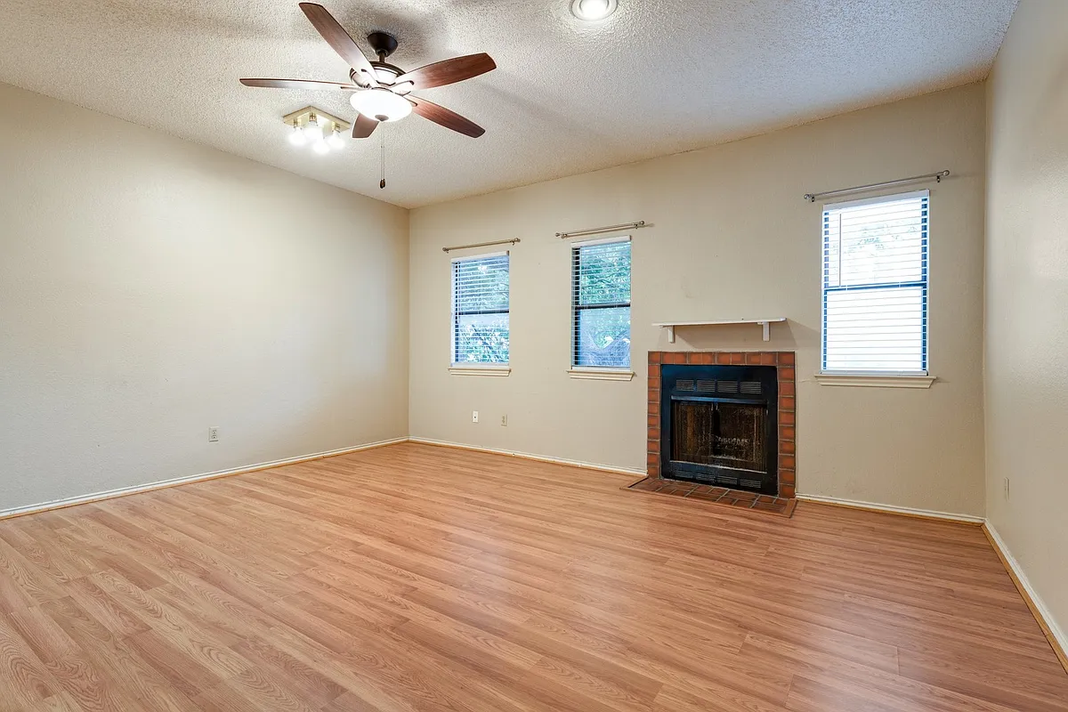 Building Photo - 706 W 22nd St #202