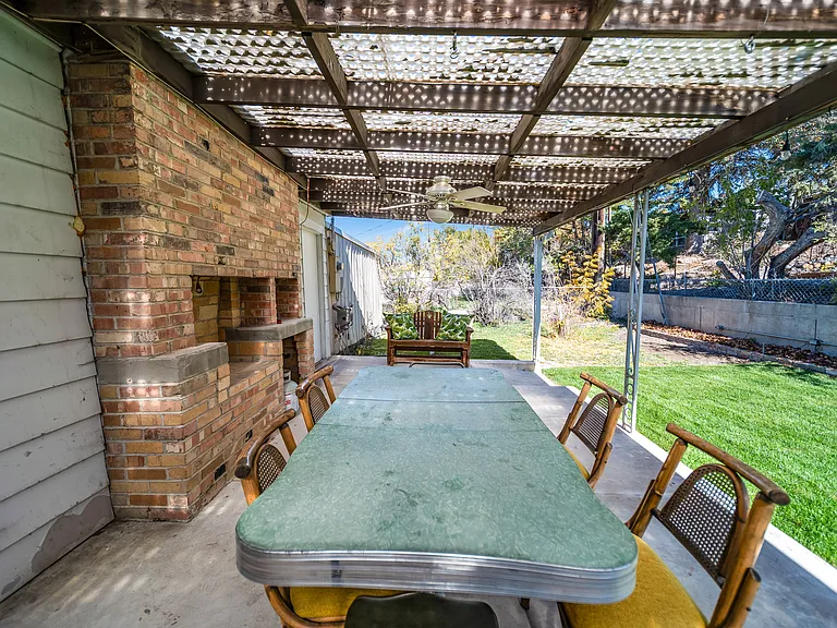 675 E 300 N — Photo 52