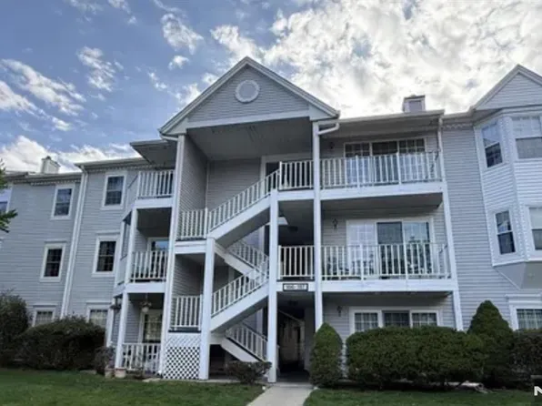 1048 Ash Dr, Mahwah, NJ 07430