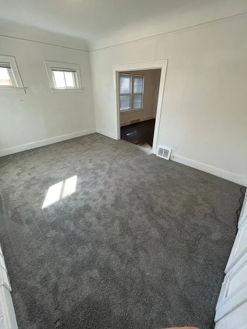 2 Bedroom 1 Bathroom Multi-Family Home in Allen Park- 1st Floor Flat — Photo 4