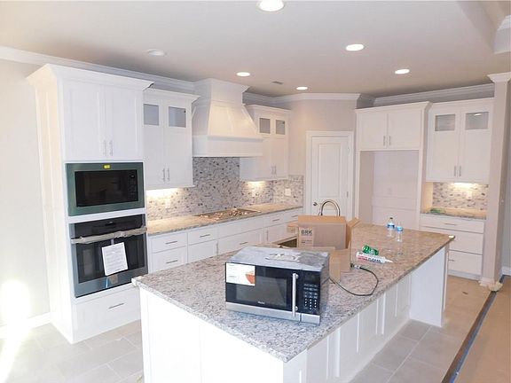 5th image of 420 Tartaglia Ave