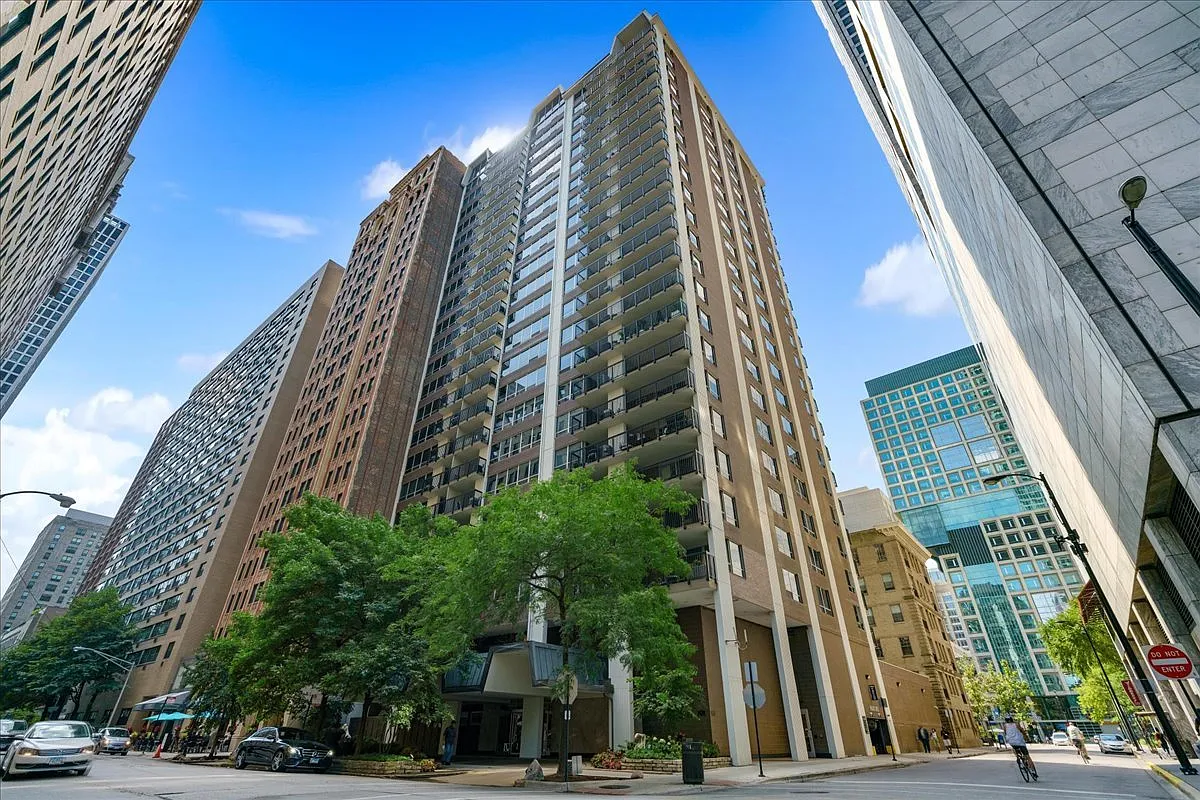 201 E Chestnut St APT 19E photo 1
