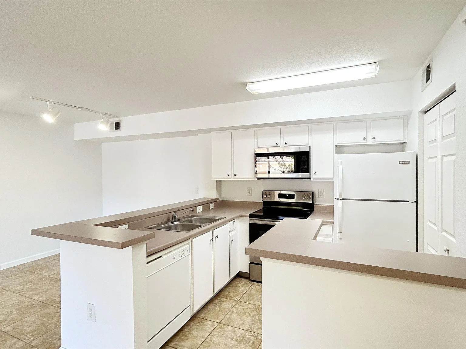 191 SW Palm Dr., Apt 103 - 191-103 — Photo 4