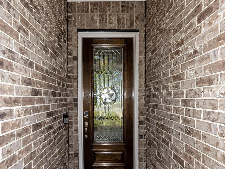204 Golden Shiner Dr — Photo 4