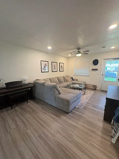 3 bed 1 bath + bonus room — Photo 2
