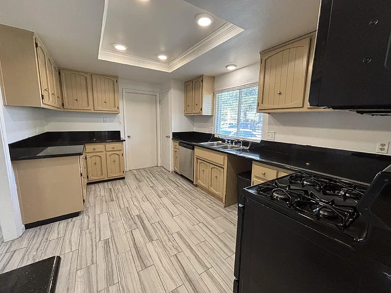 2405 Dels Ln — Photo 10