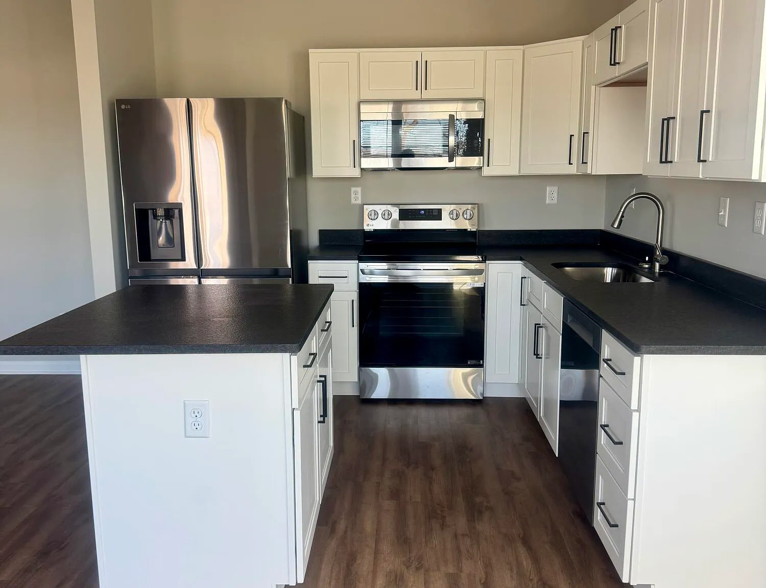 3 bed, 2.0 bath, 1380 sqft, $2,250 — Photo 2