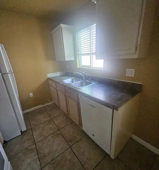 887 E 40th Pl #3 — Photo 10