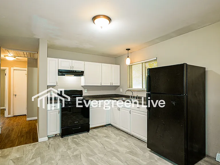 1860 Shirlene Dr — Photo 6
