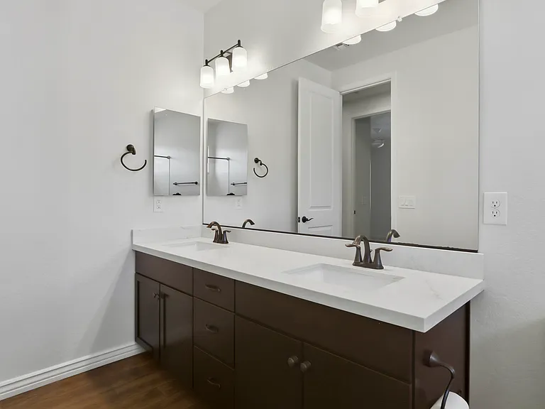 227 E Beatryce St — Photo 38