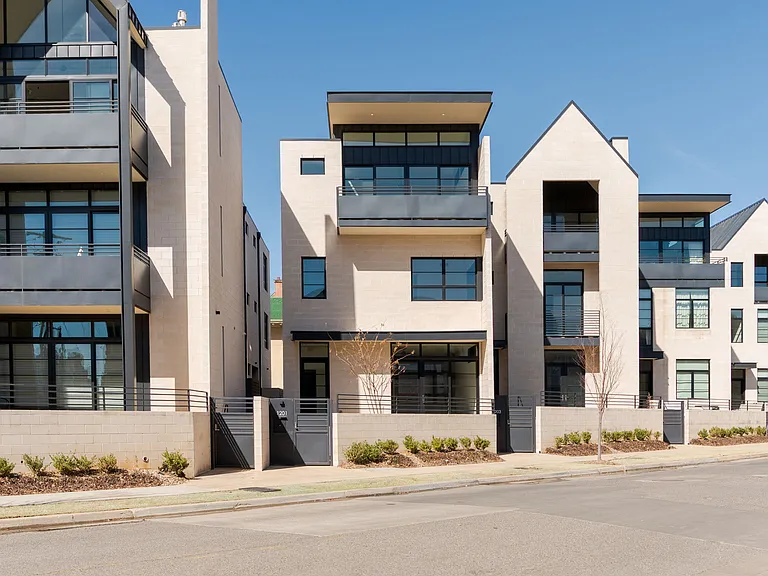 1303 N Dewey Ave — Photo 1