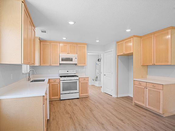 5th image of 13619 Peach Ave #A