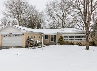 4100 Timberlane Dr, Northbrook, IL 60062