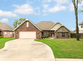 828 Buckhead Ave, Springdale, AR 72764