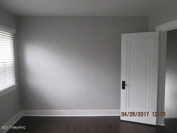 5th image of 1136 Fuller Ave SE