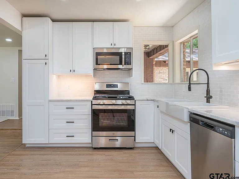 509 Winchester Dr — Photo 2