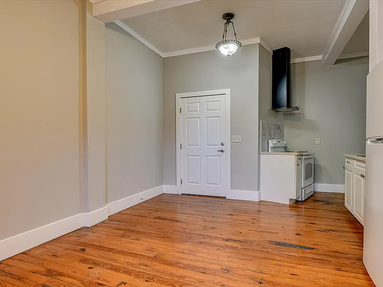 828 Broad St #B — Photo 7