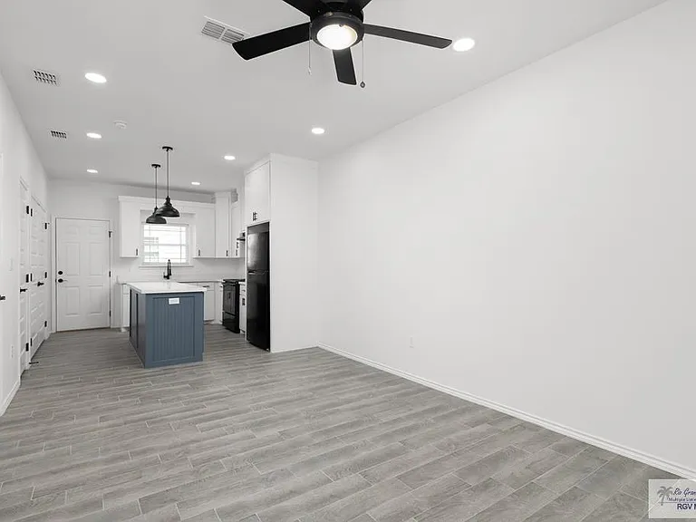 405 Lion'S Villa Ave #14 — Photo 1