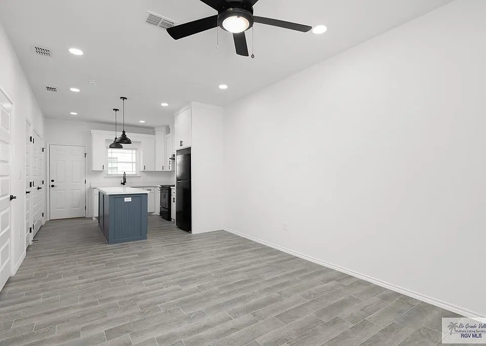 405 Lion'S Villa Ave #14