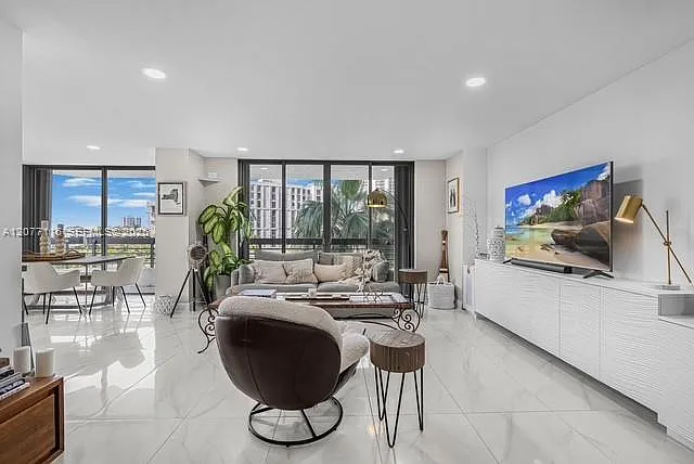 Mystic Pointe Tower 400 C — Photo 3