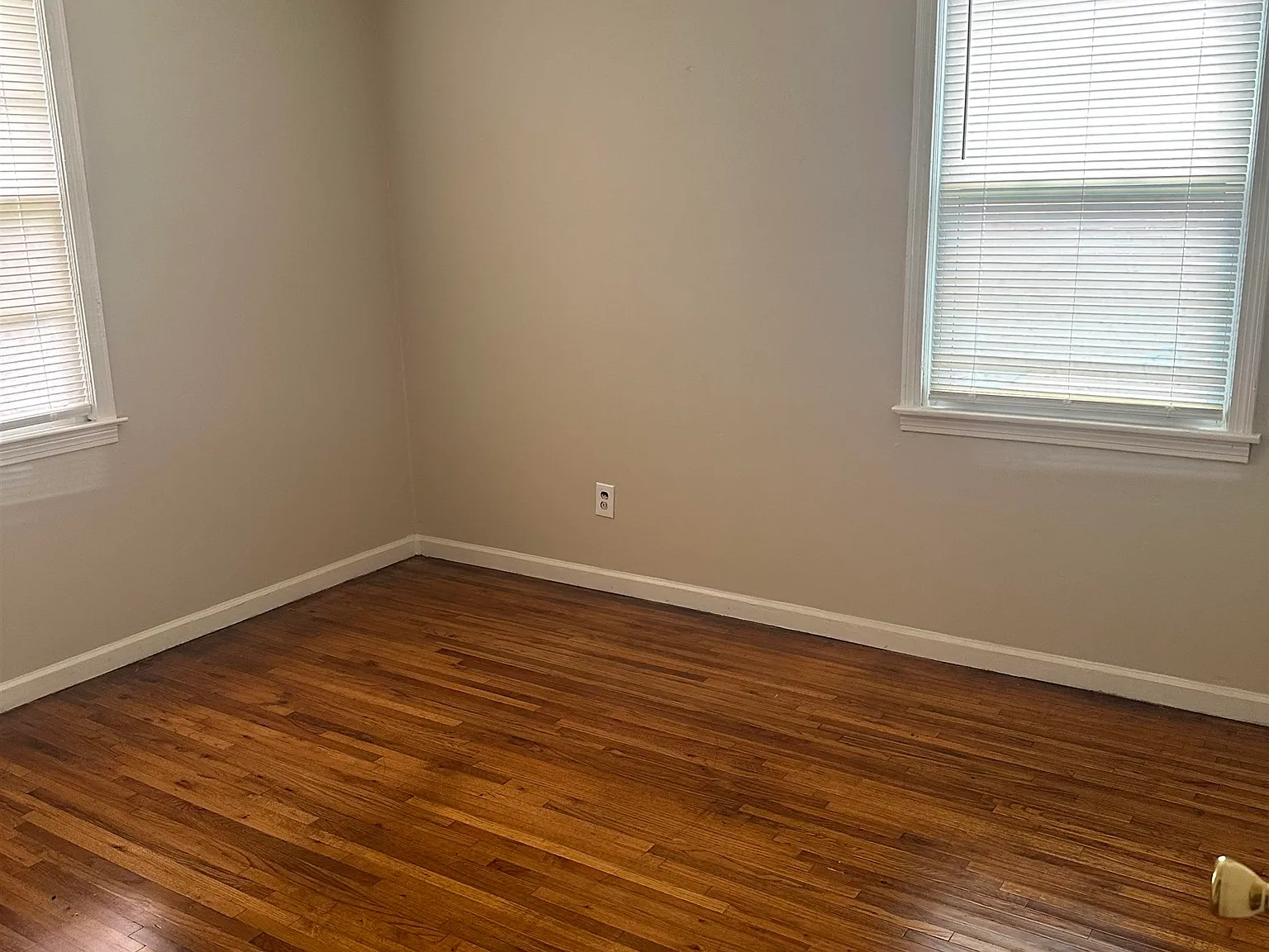3 bed, 1.0 bath, 936 sqft, $1,000 — Photo 4